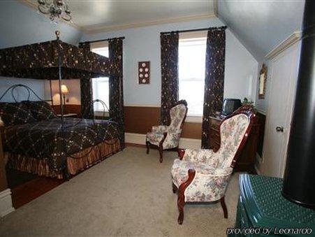 The Atrium Bed & Breakfast Fort Bragg Room photo
