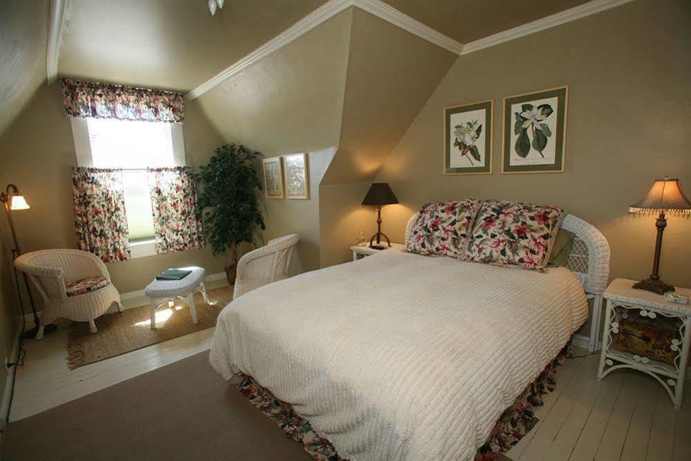 The Atrium Bed & Breakfast Fort Bragg Room photo